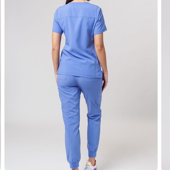 Maevn Momentum Jogger Scrub Set - Picture 2 of 14